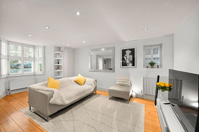 2 Bedroom Flat For Sale In Mount Ararat Road, Richmond, TW10