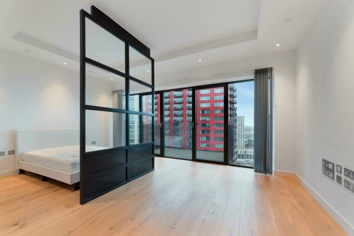 Apartment To Rent In Modena House, London City Island, London, E14