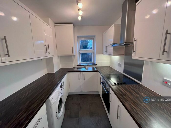 2 Bedroom Flat To Rent In Chertsey Court, London, SW14