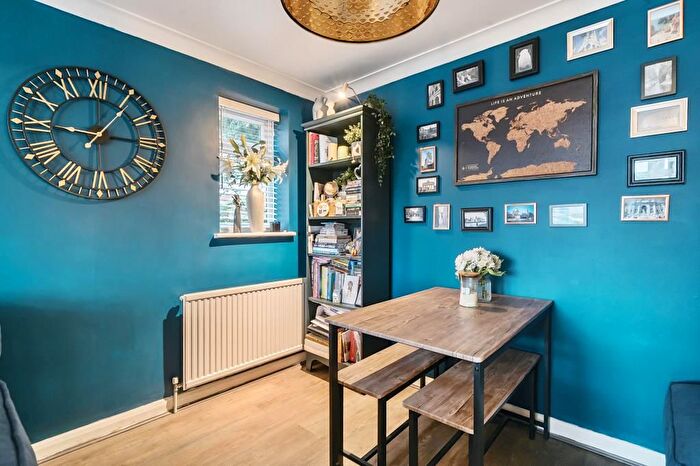 2 Bedroom Flat For Sale In High Wycombe, Train Station, Buckinghamshire, HP13