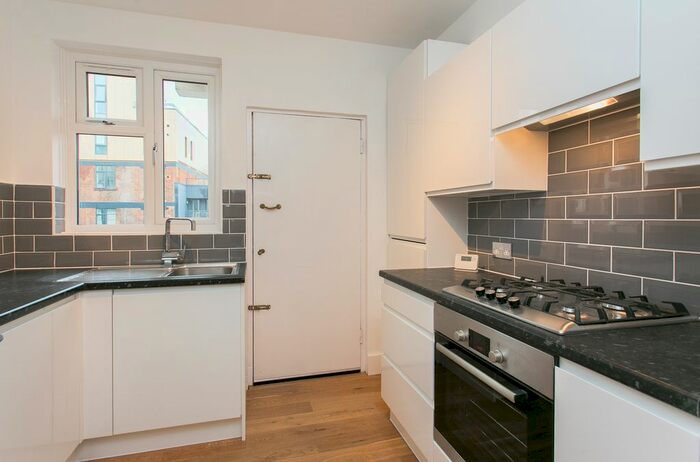 3 Bedroom Flat To Rent In Streatham High Road, London, SW16