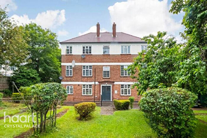2 Bedroom Flat For Sale In Elder Gardens, London, SE27