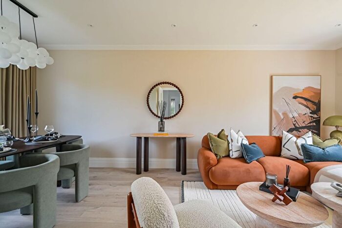 3 Bedroom Houseboat For Sale In Trent Park, Enfield, Barnet, EN4