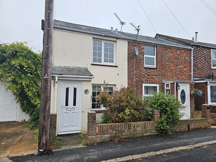 2 Bedroom House To Rent In Victoria Road, Newport, PO30