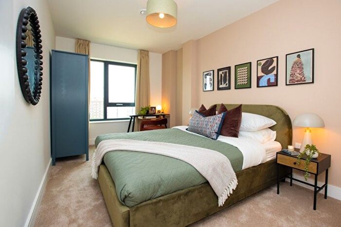 2 Bedroom Flat For Sale In Hawks Road, Kingston Upon Thames, KT1