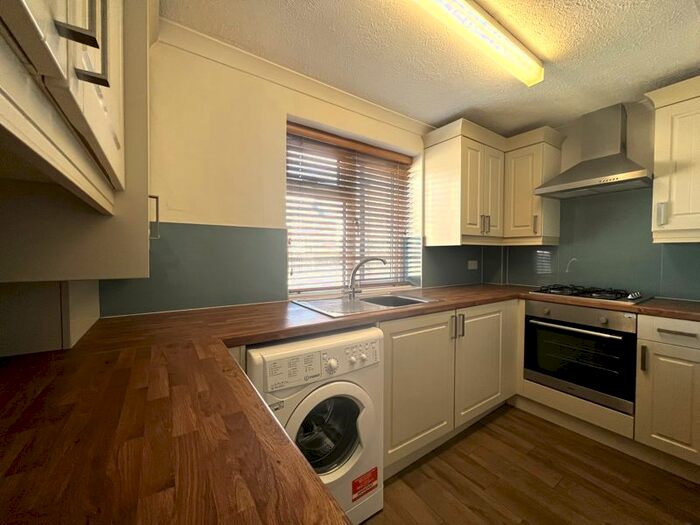 2 Bedroom Flat To Rent In Bicester Court, Kidlington, OX5