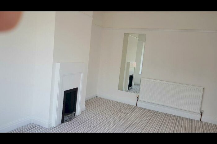 3 Bedroom Semi-Detached House To Rent In Oakwood Lane, Leeds, LS8