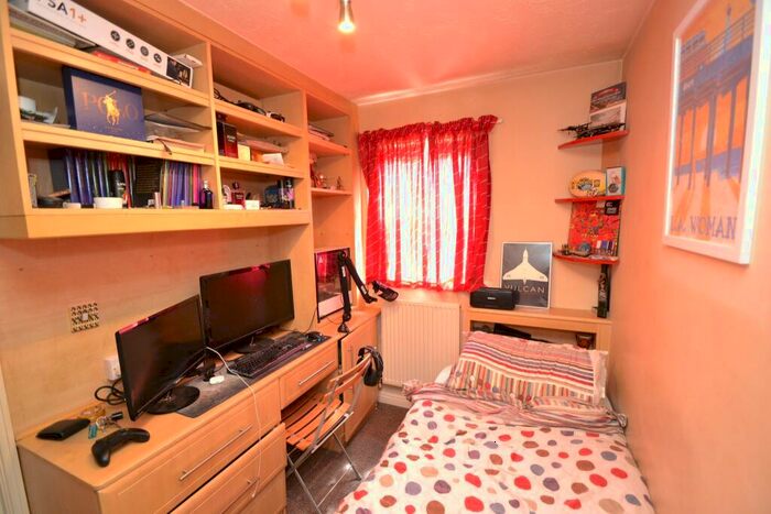 3 Bedroom End Of Terrace House For Sale In The Mistal, Thackley, BD10