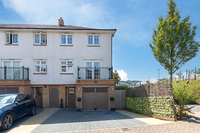 4 Bedroom End Of Terrace House For Sale In Armstrong Road, Luton, Bedfordshire, LU2