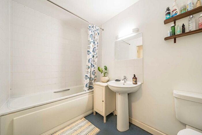 2 Bedroom Flat For Sale In Lower Clapton Road, London, E5