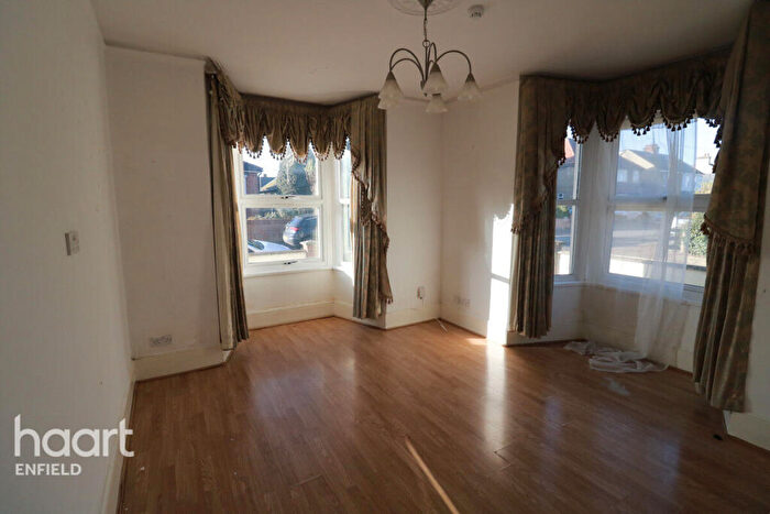 6 Bedroom Semi-Detached House To Rent In Walton Road, Hoddesdon, EN11