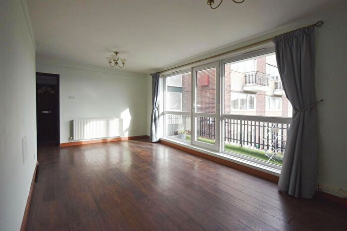 3 Bedroom Flat To Rent In Glenhurst Road, Brentford, TW8
