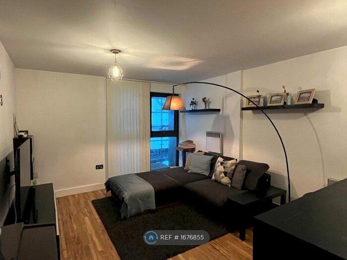 2 Bedroom Flat To Rent In Chapel Street, Salford, M3
