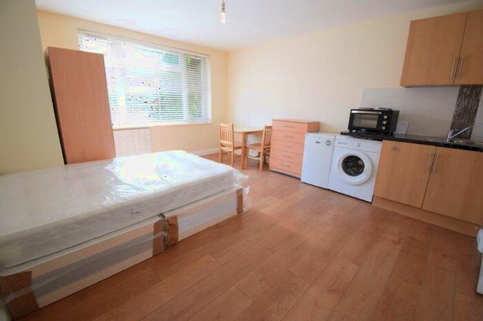 Studio To Rent In Brentmead Place, London, NW11