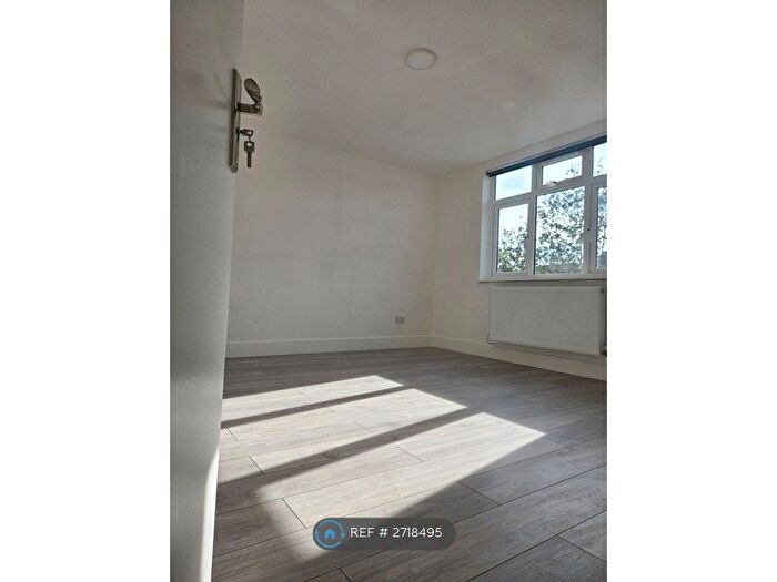 5 Bedroom Semi Detached House To Rent In Lansdell Road, Mitcham, CR4