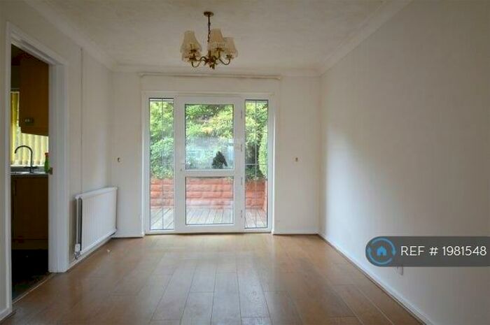 4 Bedroom Semi-Detached House To Rent In Cleviston Park, Llangennech, Llanelli, SA14