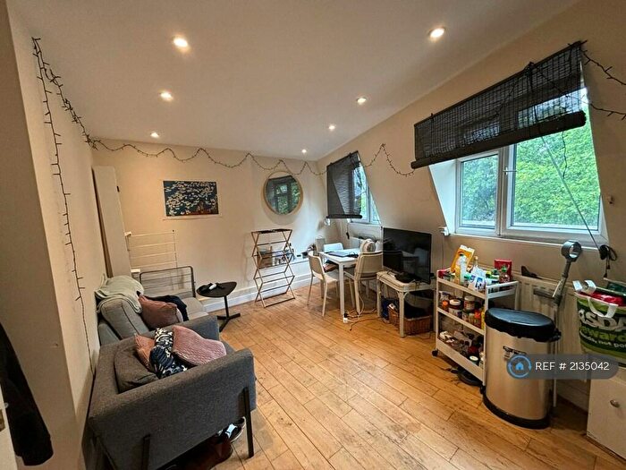 3 Bedroom Flat To Rent In Falcon Road, London, SW11