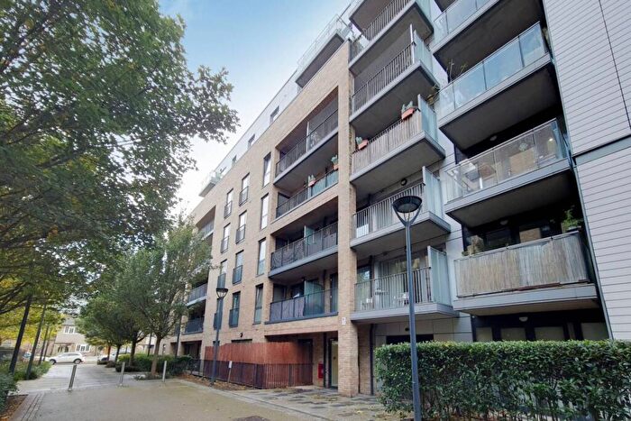 3 Bedroom Flat To Rent In Pasmore Court, Canary Wharf, London, E14