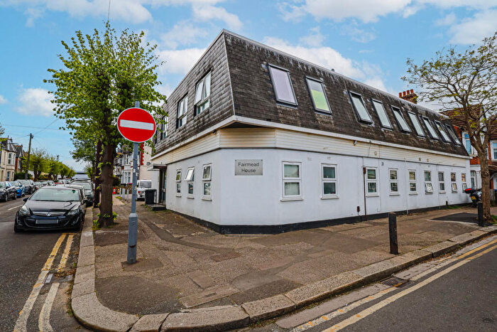 1 Bedroom Apartment For Sale In Fairmead Avenue, Westcliff-on-sea, SS0