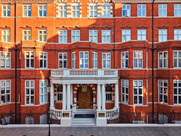2 Bedroom Flat For Sale In Hans Crescent, London, SW1X