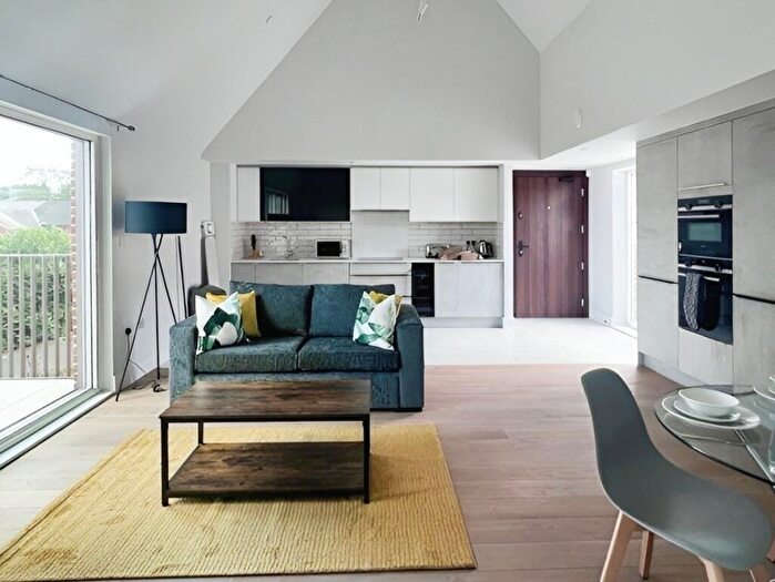 2 Bedroom Apartment To Rent In Chelmsford Road - Shenfield, CM15