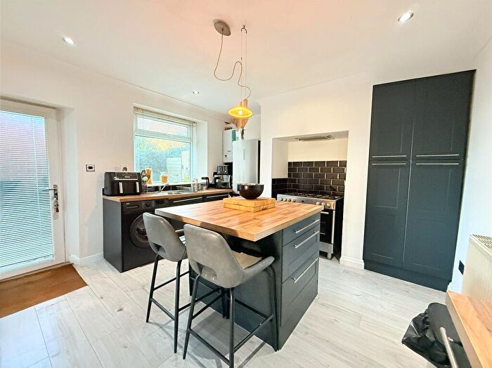 3 Bedroom Semi Detached House For Sale In Wakefield Road, Huddersfield, HD5