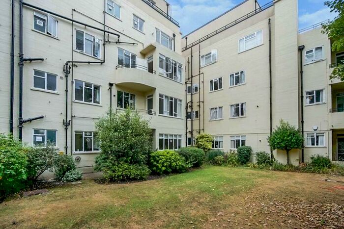 3 Bedroom Flat To Rent In Thurleigh Court, SW12