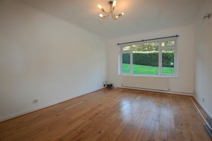 2 Bedroom Flat To Rent In Park Hill Road, Bromley, BR2