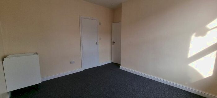 1 Bedroom Flat To Rent In Lees Road, Oldham, OL4