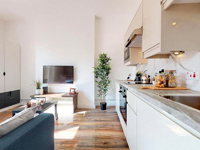 Apartment To Rent In Apt, Clarendon Road #, LS2