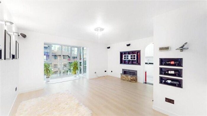2 Bedroom Flat For Sale In Bridge House Quay, London, E14