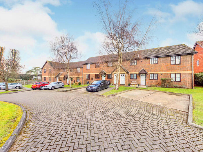 2 Bedroom Apartment To Rent In Oak Tree Way, Horsham, RH13