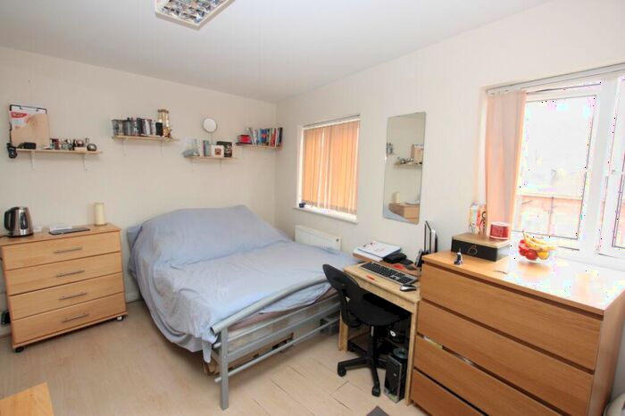 Flat To Rent In Brent Street, Hendon, NW4