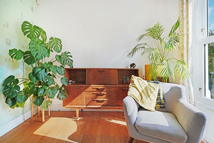 2 Bedroom Flat For Sale In Ferntower Road, London, N5