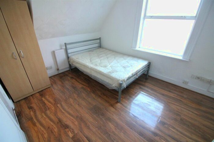 Studio To Rent In Hanger Lane, London, W5