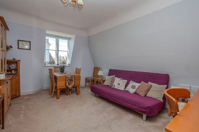 2 Bedroom Flat For Sale In Clifton Crescent, Folkestone, CT20