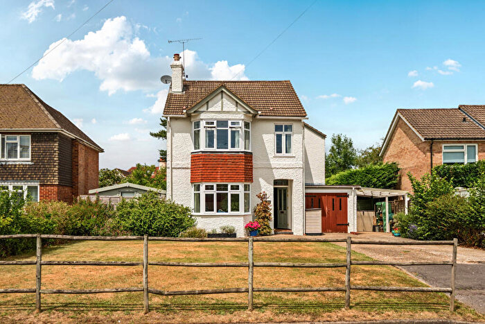 3 Bedroom Detached House For Sale In Broadwell Road, Wrecclesham, Farnham, GU10
