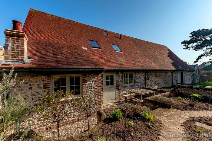 1 Bedroom Barn Conversion To Rent In The Green, Rottingdean, Brighton, BN2