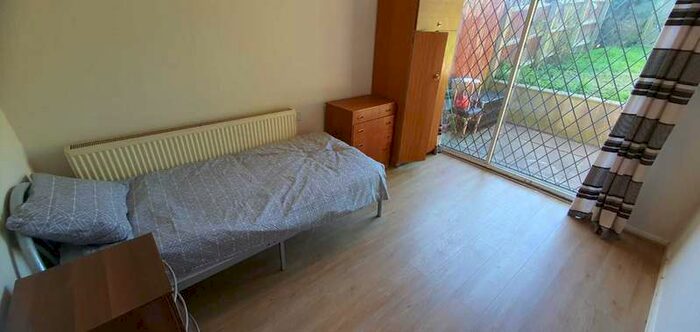 3 Bedroom Bungalow To Rent In 3x Rooms Available, Saxelby Close, Druids Heath, B14