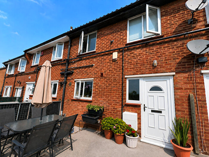 2 Bedroom Maisonette To Rent In Collier Row Road, Romford, RM5
