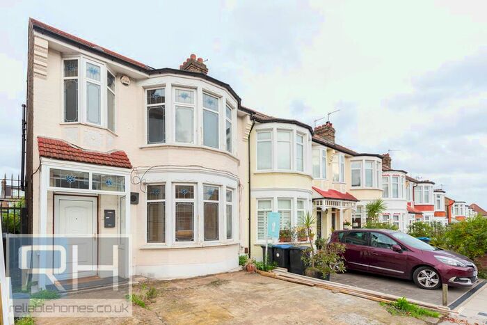 4 Bedroom Semi-Detached House To Rent In Hedge Lane, Palmers Green, London, N13