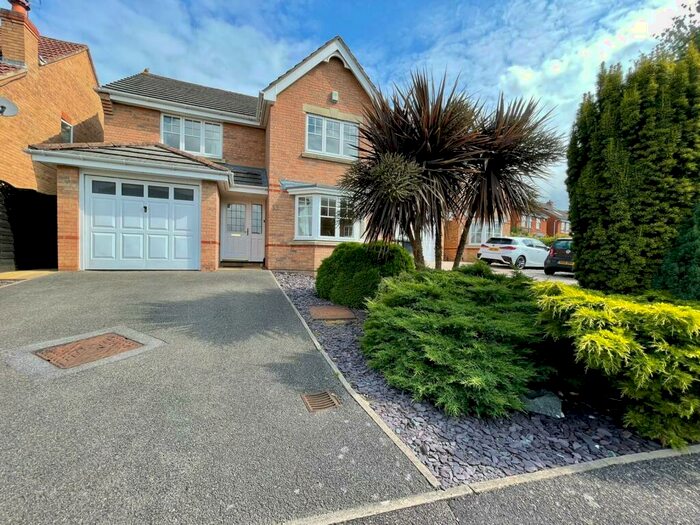 4 Bedroom Detached House To Rent In Lightswood Close, Cheshunt, Waltham Cross, EN7