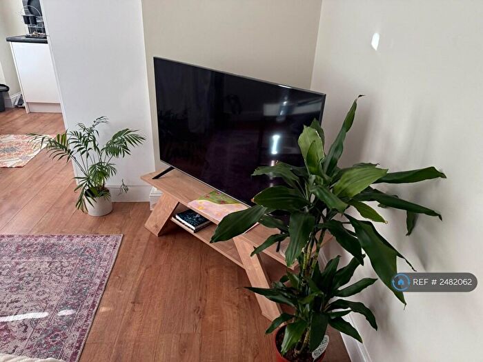 2 Bedroom Flat To Rent In Mare Street, London, E8