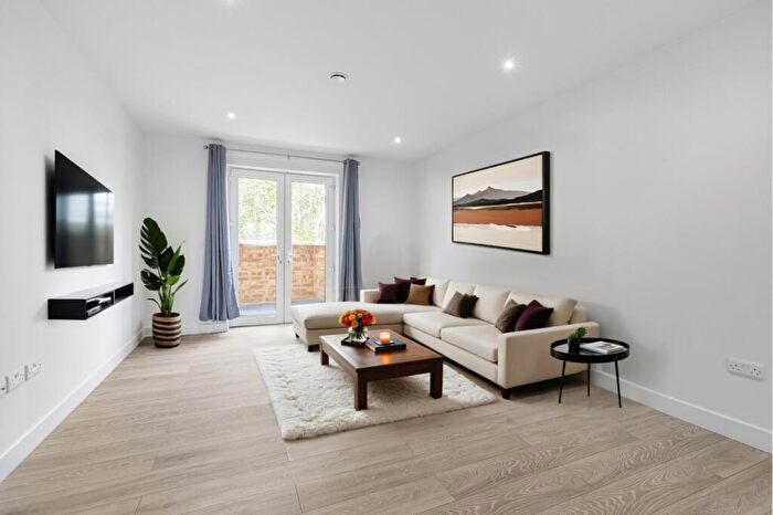 2 Bedroom Flat For Sale In Blakes Road, London, SE15
