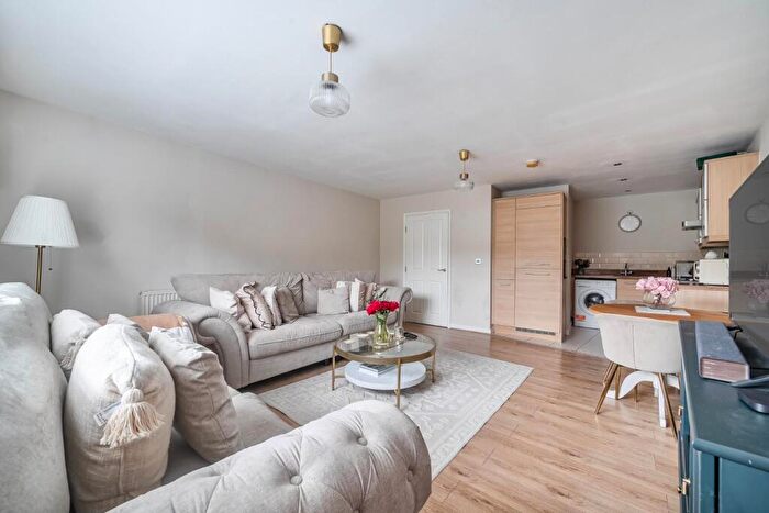 2 Bedroom Flat For Sale In Parkland Mead, Bromley, BR1