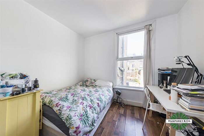 3 Bedroom Flat To Rent In Nile Close, London, N16