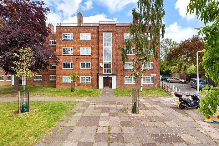 2 Bedroom Flat For Sale In Glazebrook Close, London, SE21