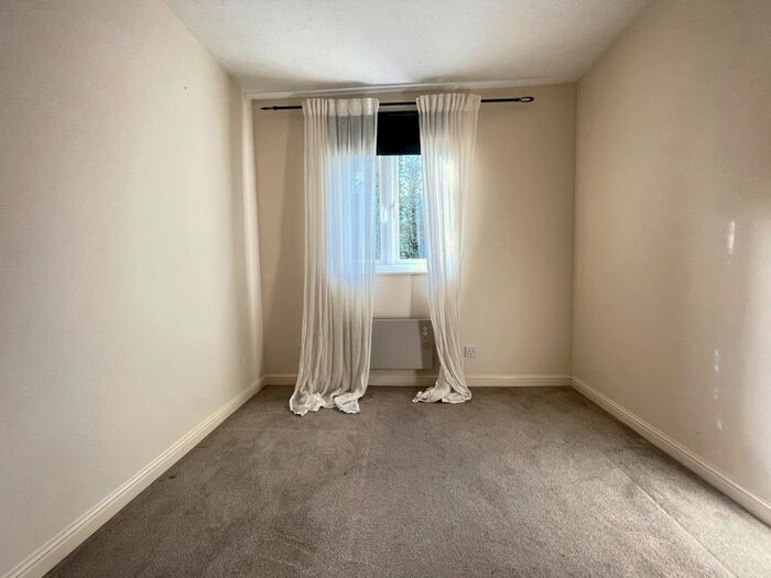 2 Bedroom Flat To Rent In Centre Drive, Epping, CM16