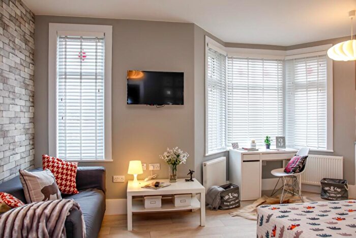 1 Bedroom Semi-Detached House To Rent In Studio, Russell Rise, Luton, Bedfordshire, LU1