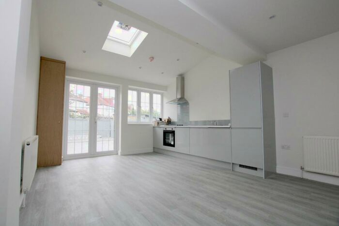 3 Bedroom Flat To Rent In Park Avenue North, Willesden Green, NW10